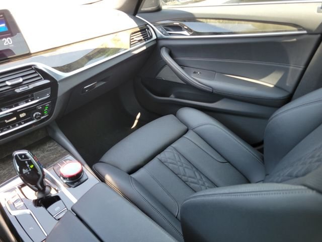Used 2022 White BMW 540i xDrive image 17