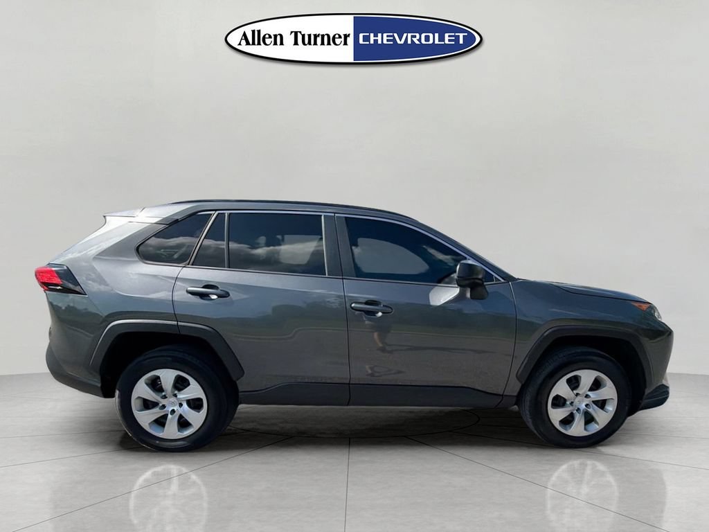 Used 2021  Toyota LE image 3