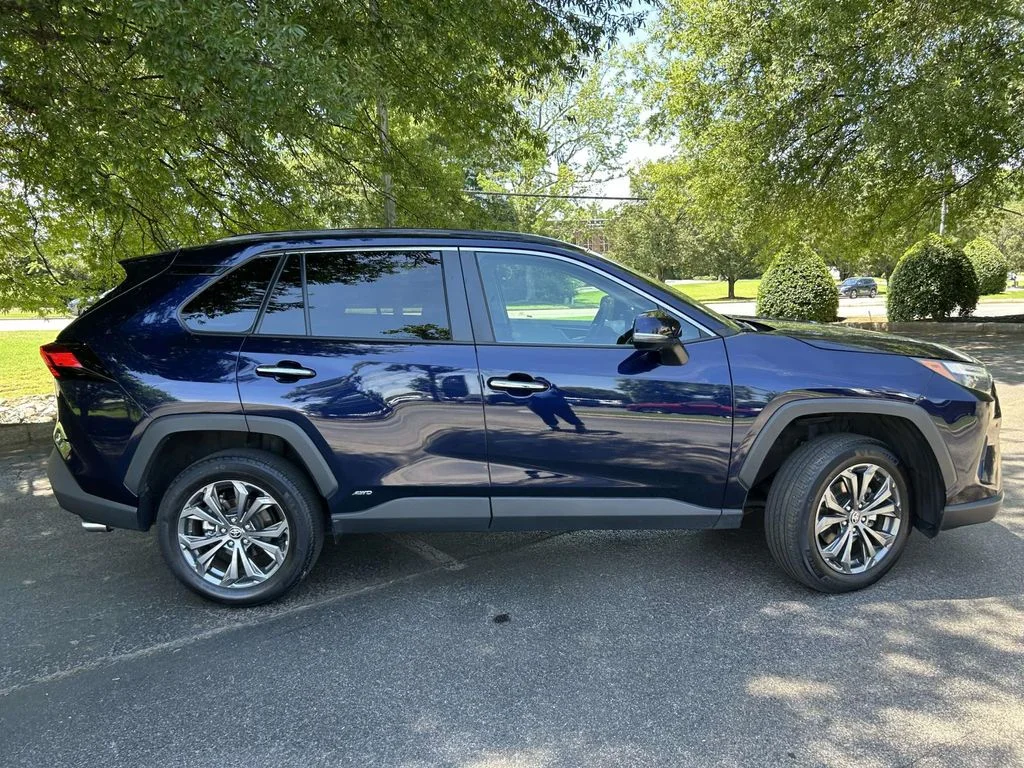 Used 2023  Toyota Limited image 2