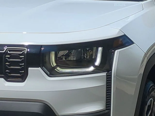 New 2026 Bright White Clear-Coat Exterior Paint Jeep Laredo image 17