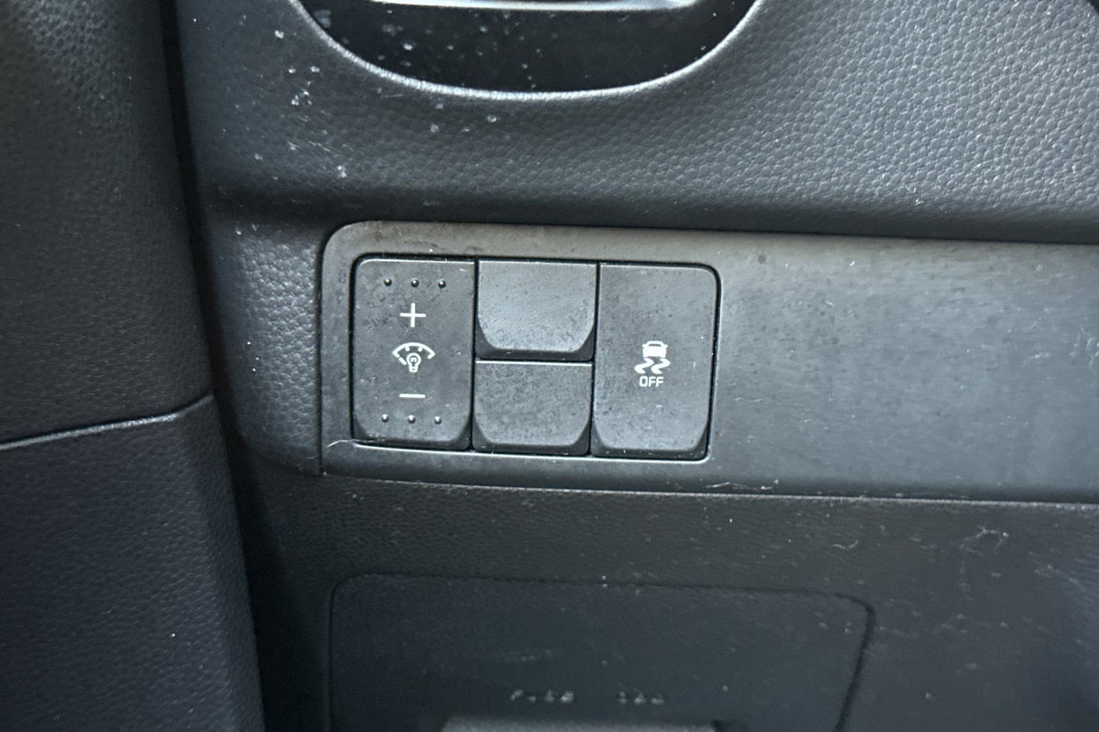 Used 2015 White Kia Base image 28