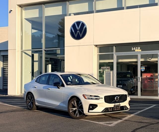 2024 Volvo S60 B5 Plus Dark Theme AWD    
