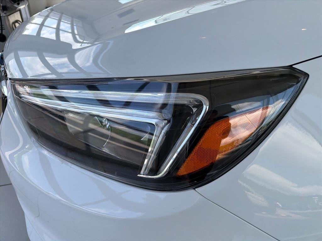 Used 2022 Summit White Buick Preferred image 8