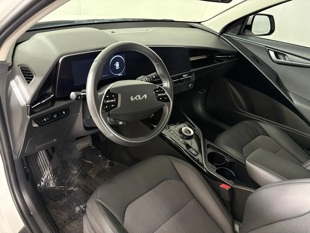 Used 2023 Snow White Pearl Kia Wind image 17