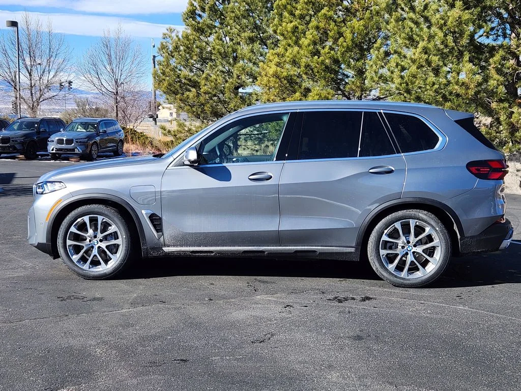 New 2026 Skyscraper Grey Metallic BMW xDrive50e image 2