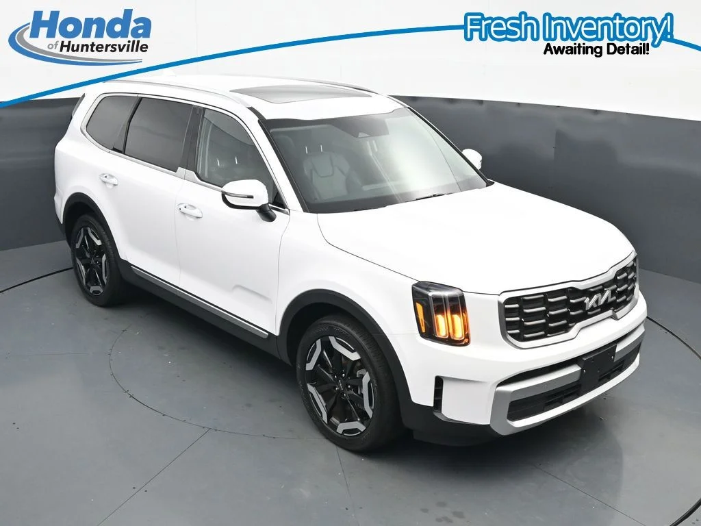 Used 2025 White Pearl Kia S image 18