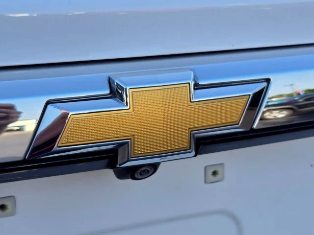 Used 2023 SUMMIT WHITE Chevrolet LT Cloth image 19