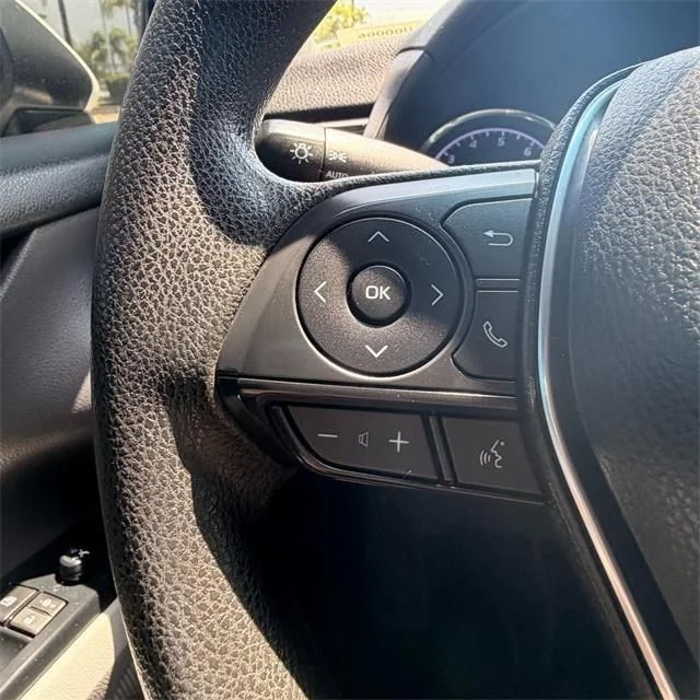 Used 2020 White Toyota LE image 19