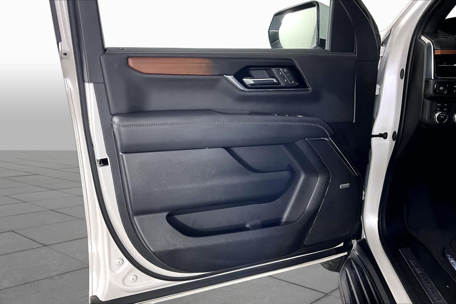 Used 2025 White Frost Tricoat GMC Denali image 21
