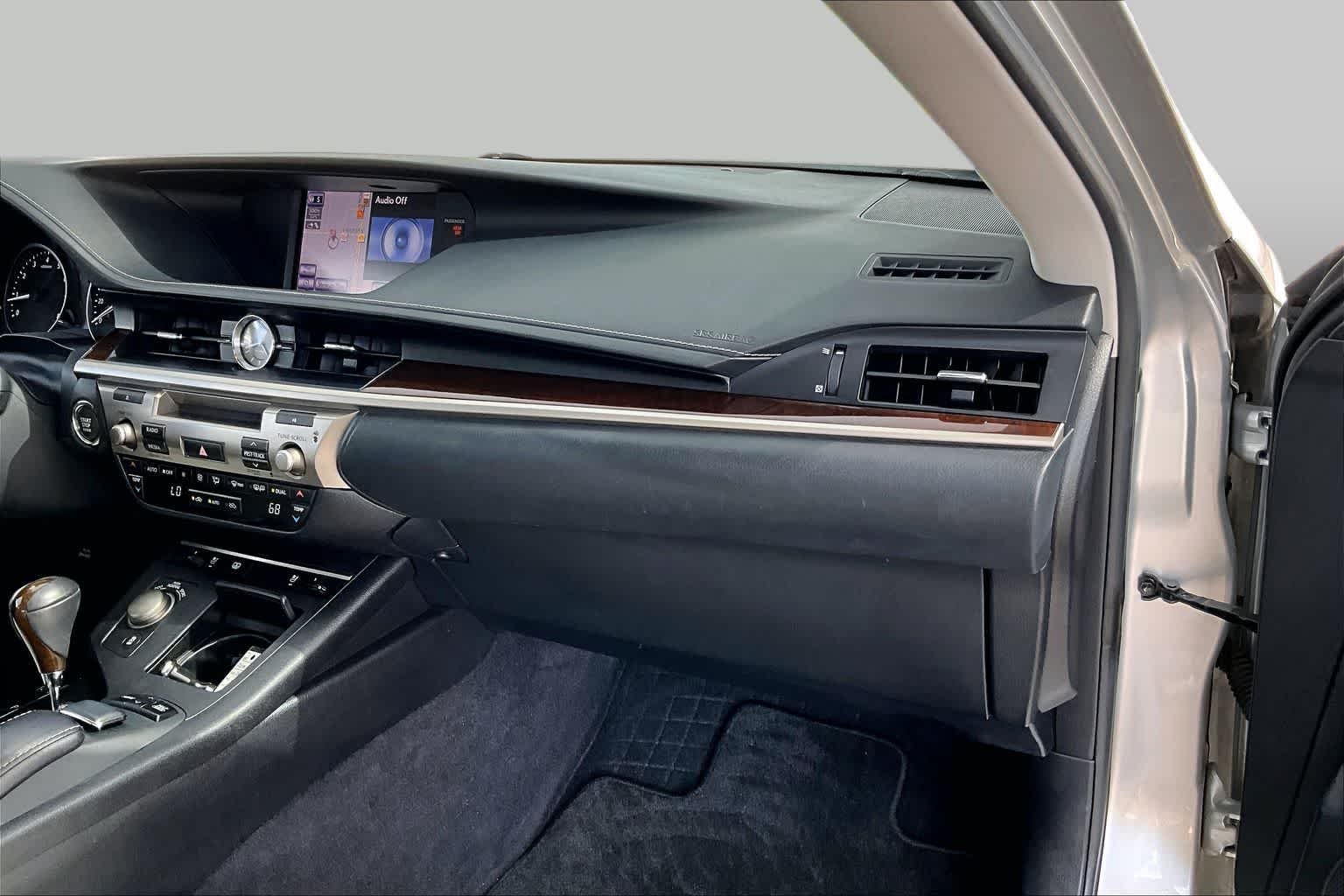 Used 2013 Silver Lining Metallic Lexus 4dr Sdn image 18