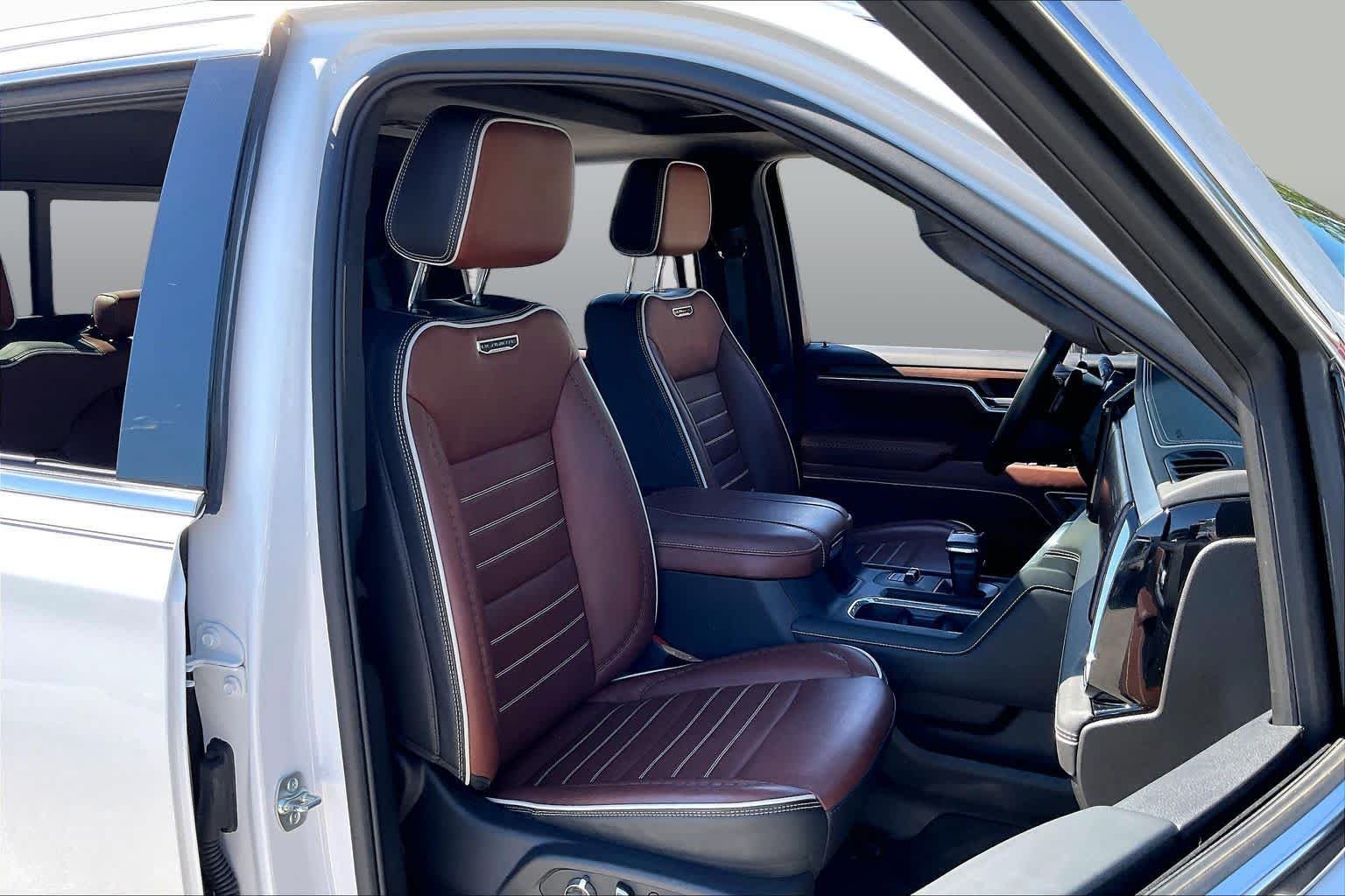 Used 2025 White Frost Tricoat GMC Denali Ultimate image 9