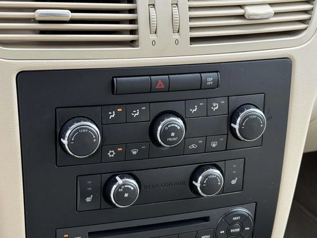 Used 2010 White Volkswagen SE image 19
