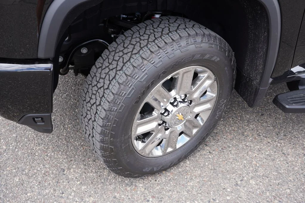 New 2026 Black Chevrolet High Country image 9