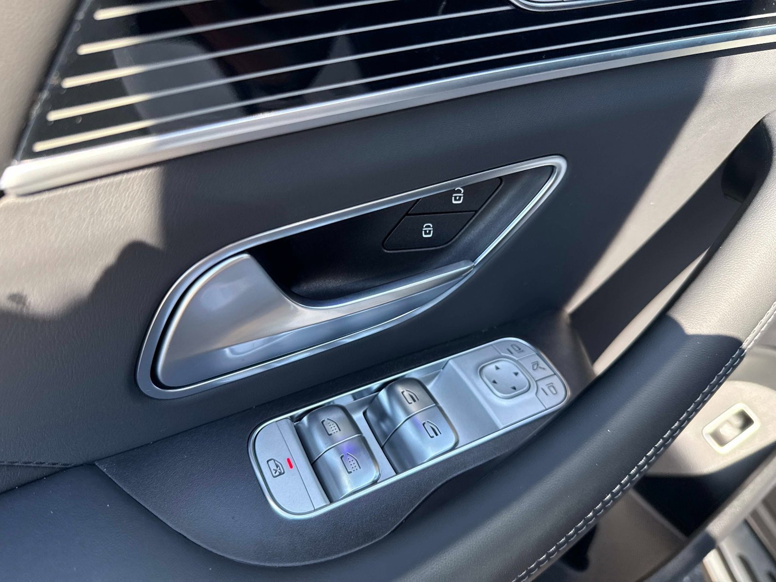 New 2026 Moonlight White Mercedes-Benz AMG®  63 4MATIC+ SUV image 19