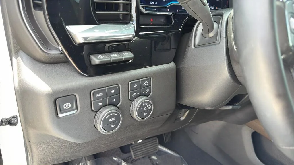 Used 2024 Summit White Chevrolet High Country image 20