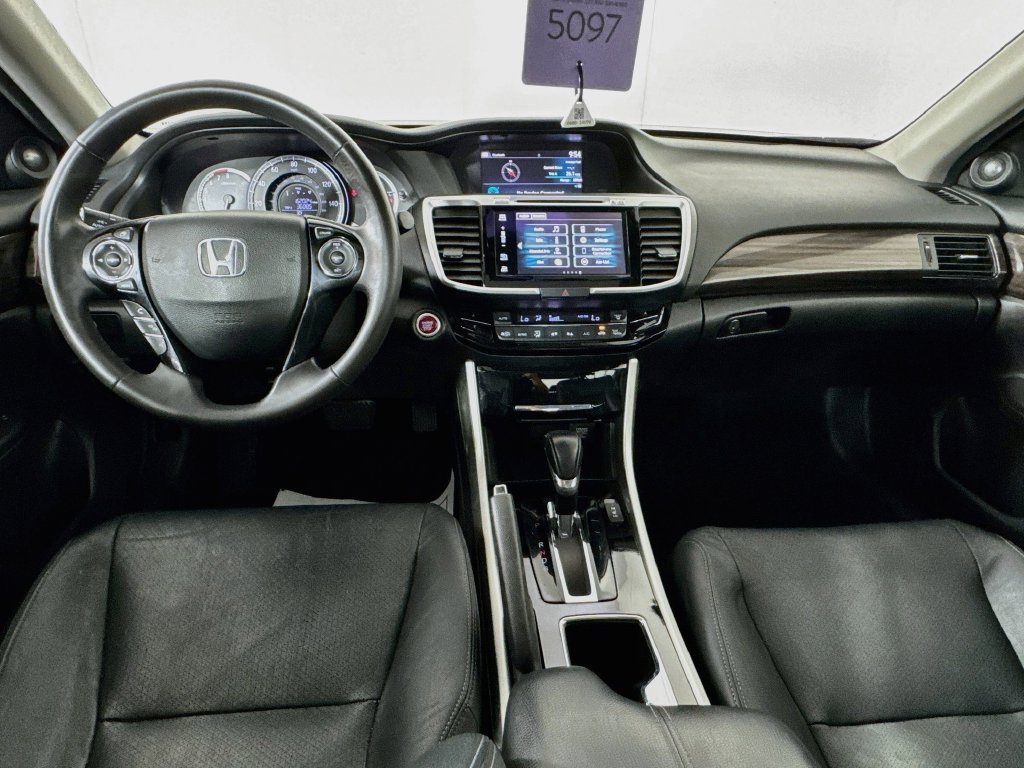 Used 2016 Silver Honda EX-L image 28