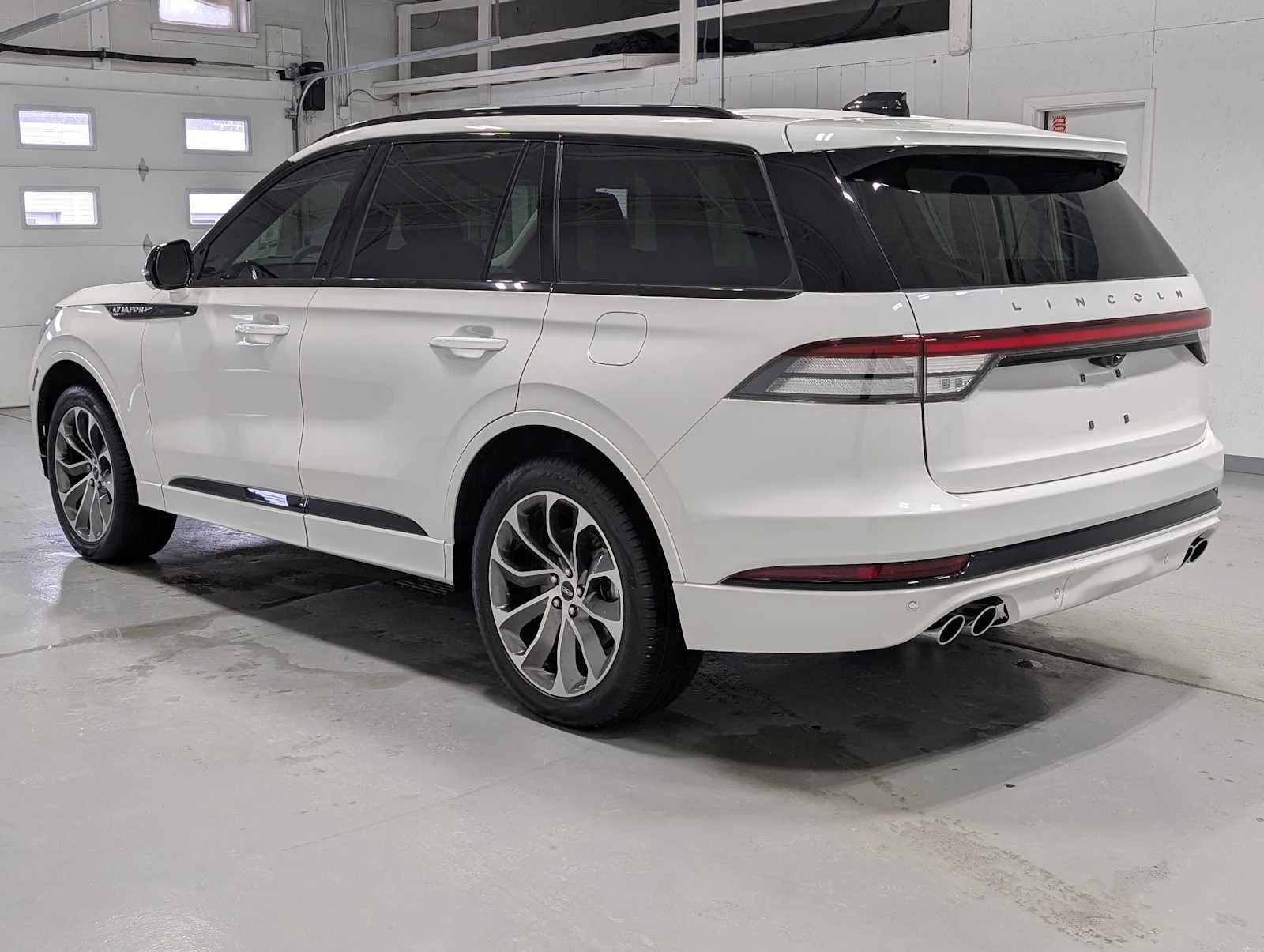 Used 2025 Pristine White Metallic Tri-Coat Lincoln Premiere image 10
