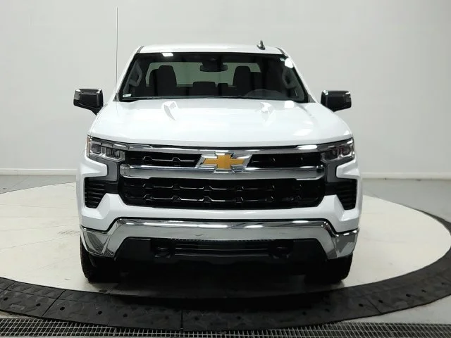 Used 2025 Summit White Chevrolet LT image 3