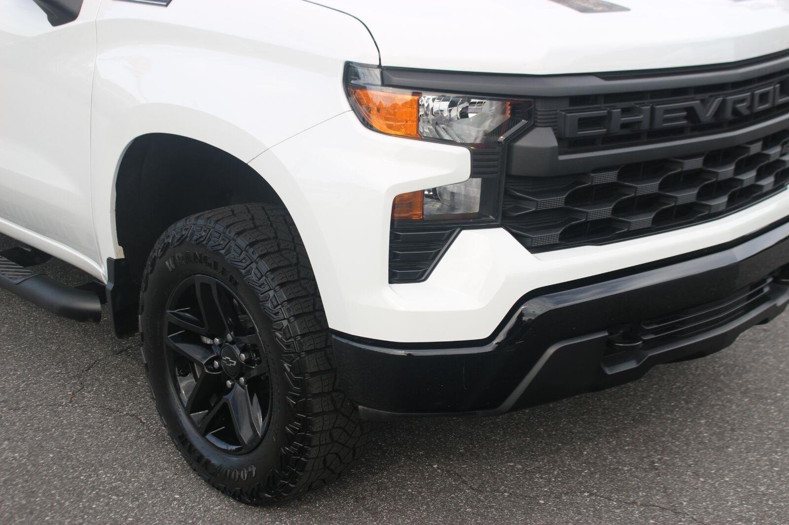 Used 2024 Summit White Chevrolet Custom Trail Boss image 9