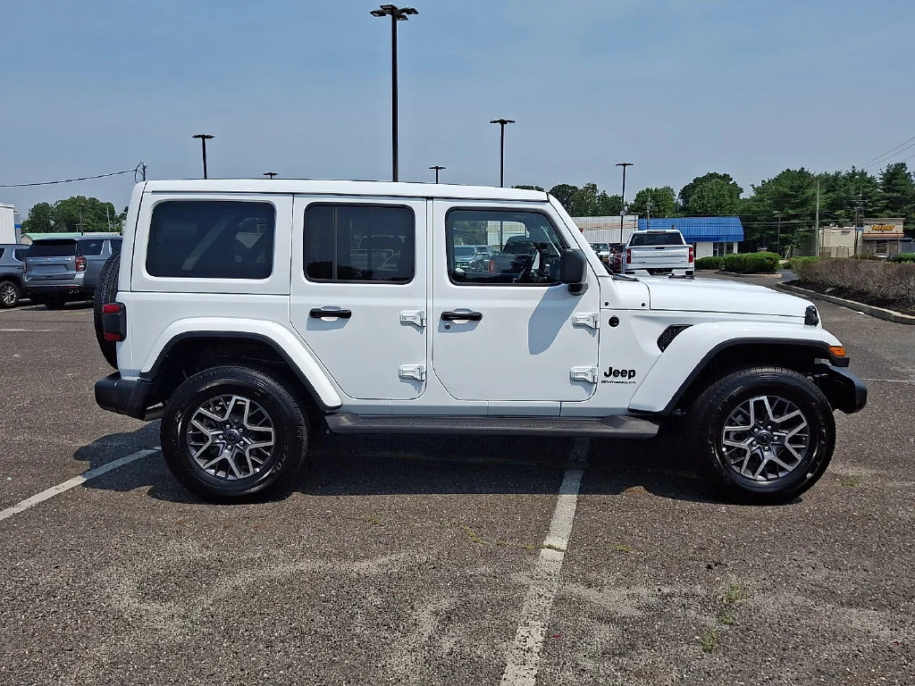 Used 2025 White Jeep 4-Door Sahara 4x4 image 13
