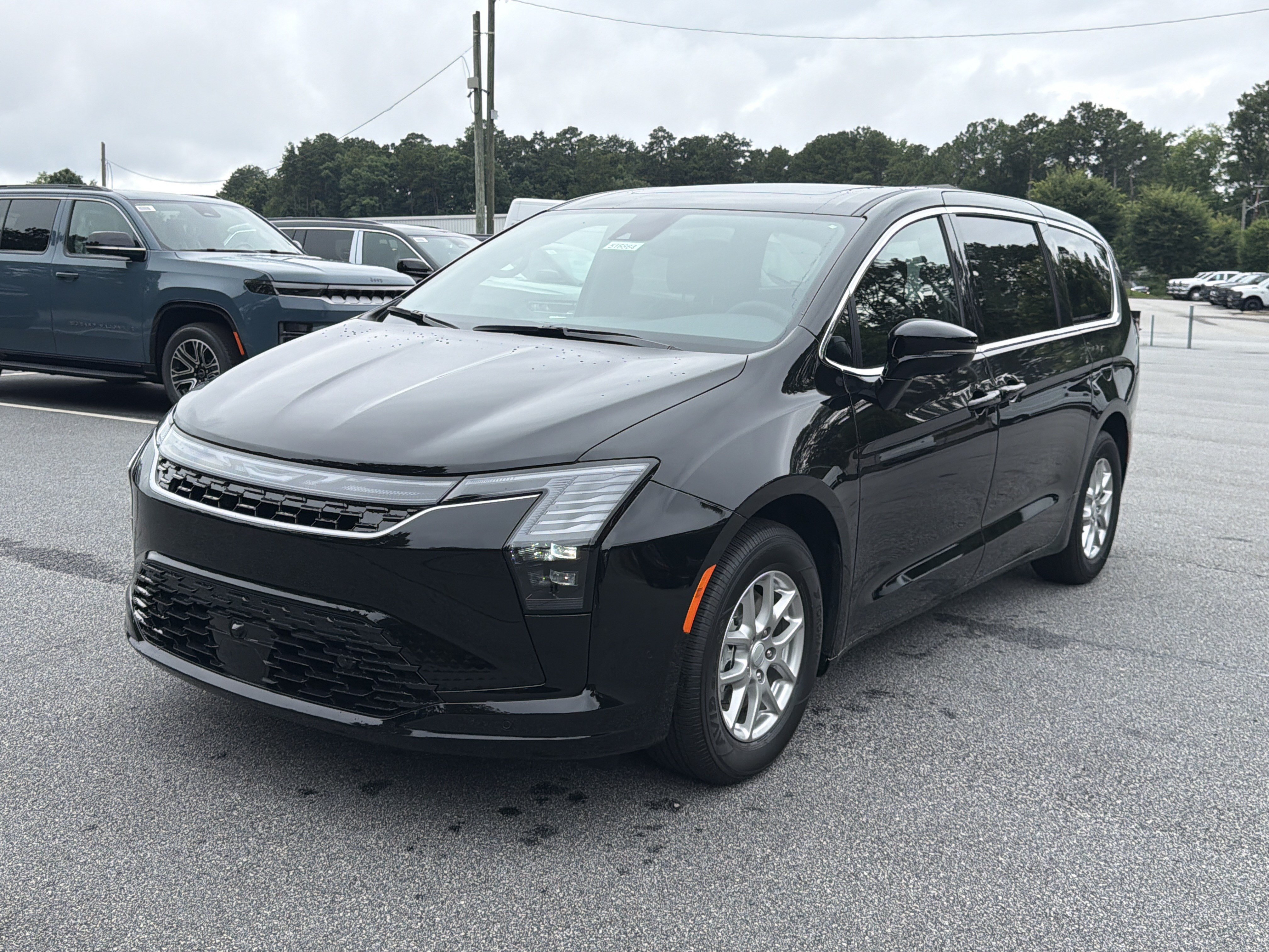 New 2027 Diamond Black Crystal Pearl-Coat Paint Chrysler Select image 3