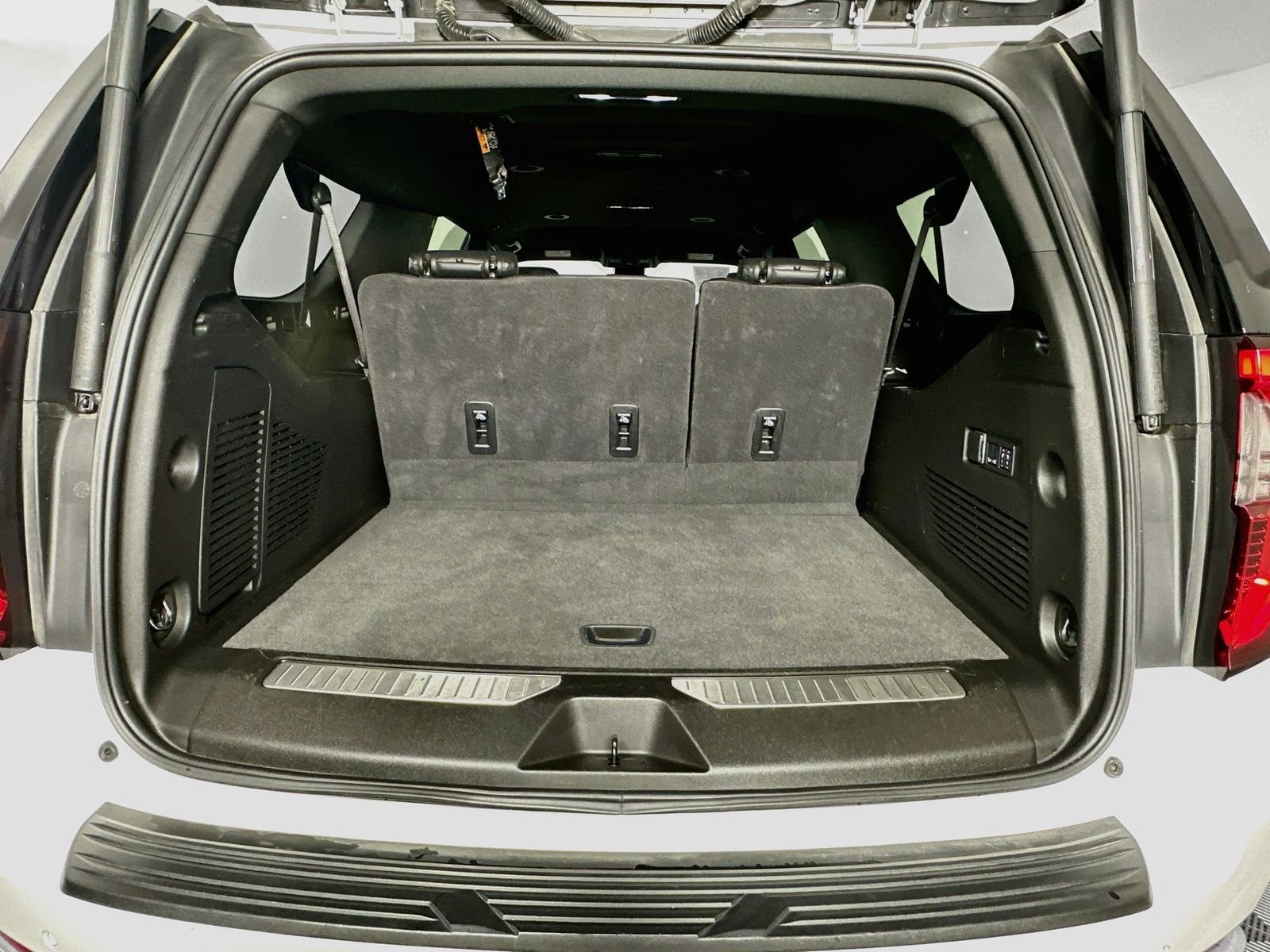 Used 2025 Summit White GMC Denali image 28