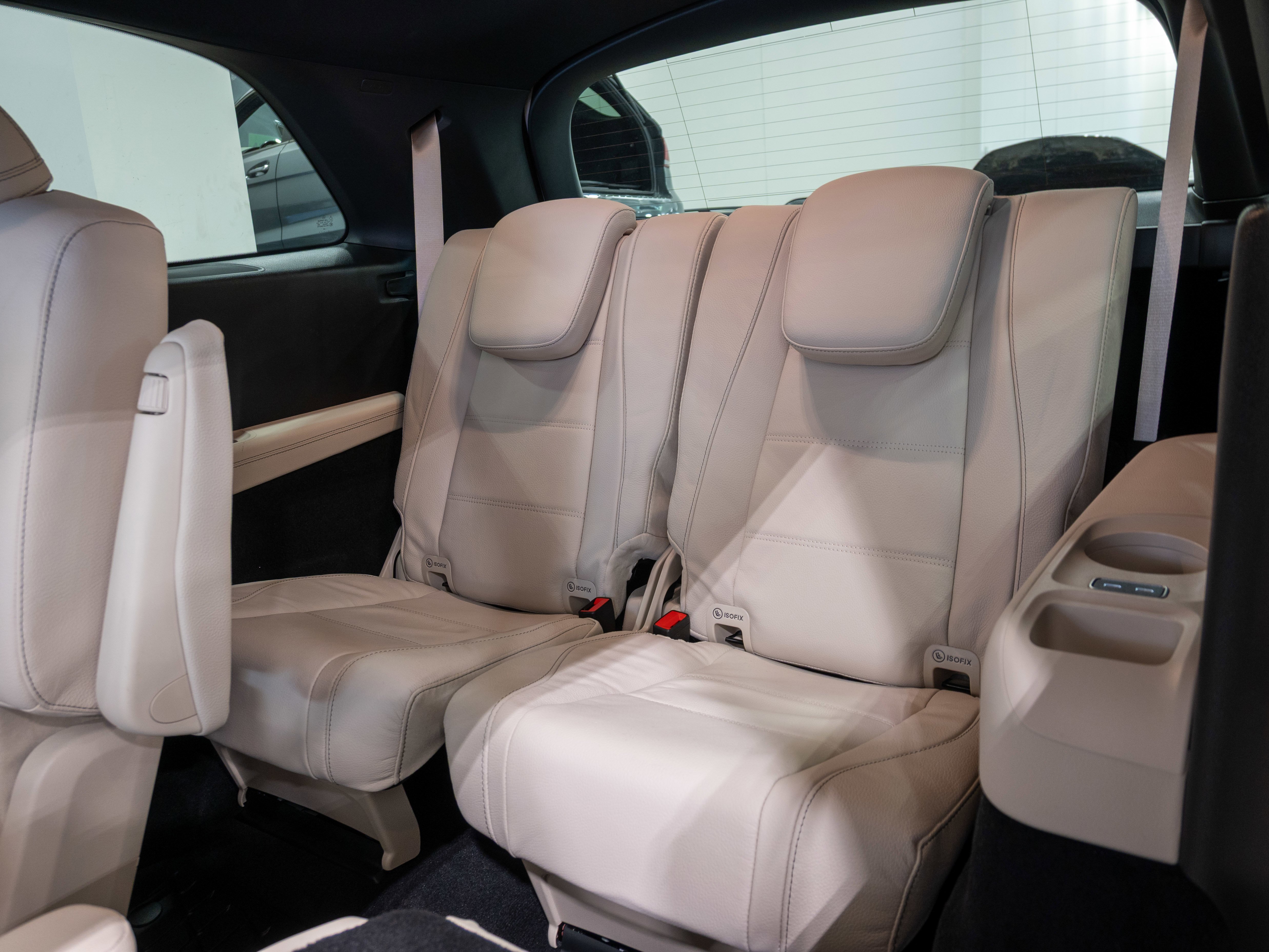 New 2026 MANUFAKTUR OPALITE WHITE BRIGHT Mercedes-Benz GLS 450 image 16