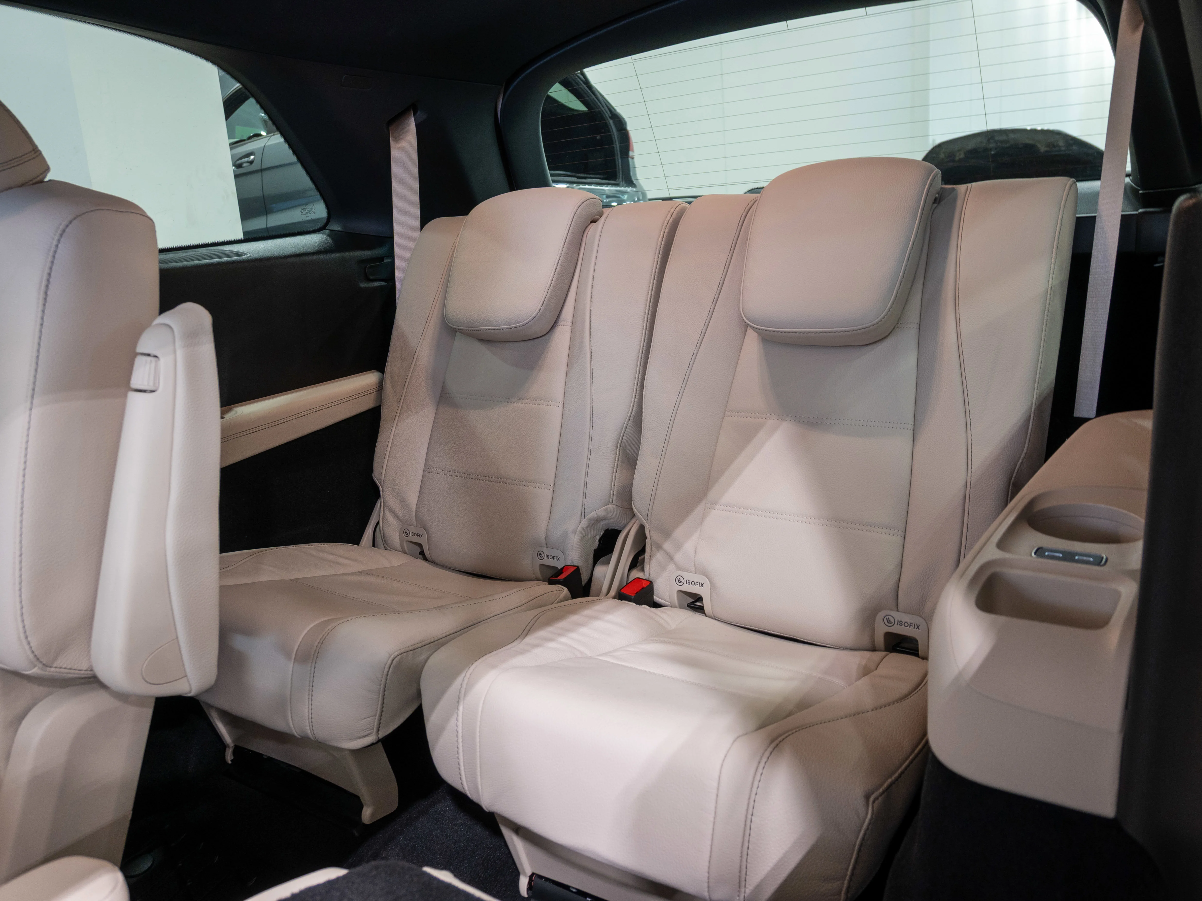 New 2026 MANUFAKTUR OPALITE WHITE BRIGHT Mercedes-Benz GLS 450 image 16
