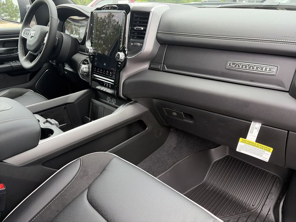 New 2026 Diamond Black Crystal Pearl-Coat Exterior Paint Ram Laramie image 30