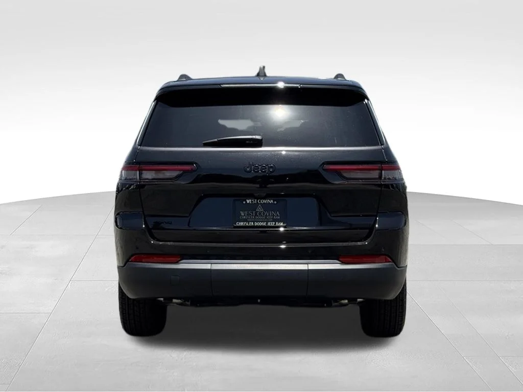 New 2026 Diamond Black Crystal Pearl-Coat Exterior Paint Jeep Altitude image 8