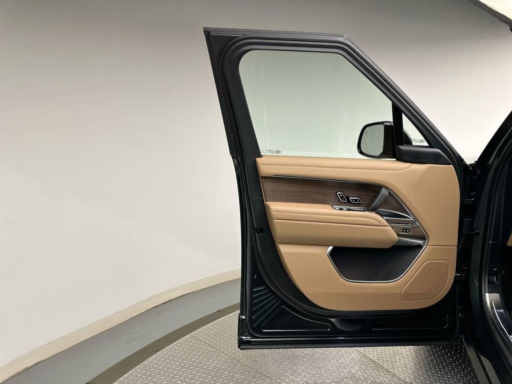 New 2026 Belgravia Green Land Rover SE image 9