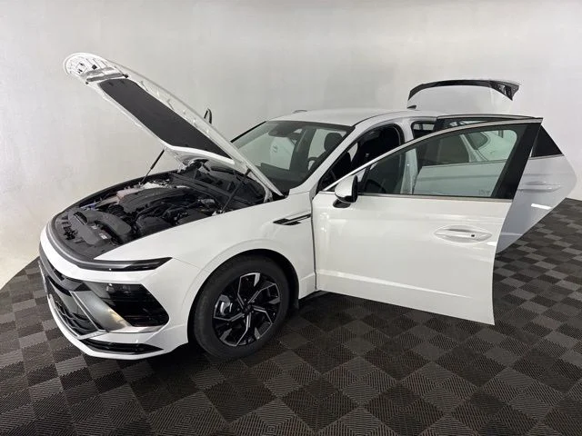 Used 2025 White Hyundai SEL image 12