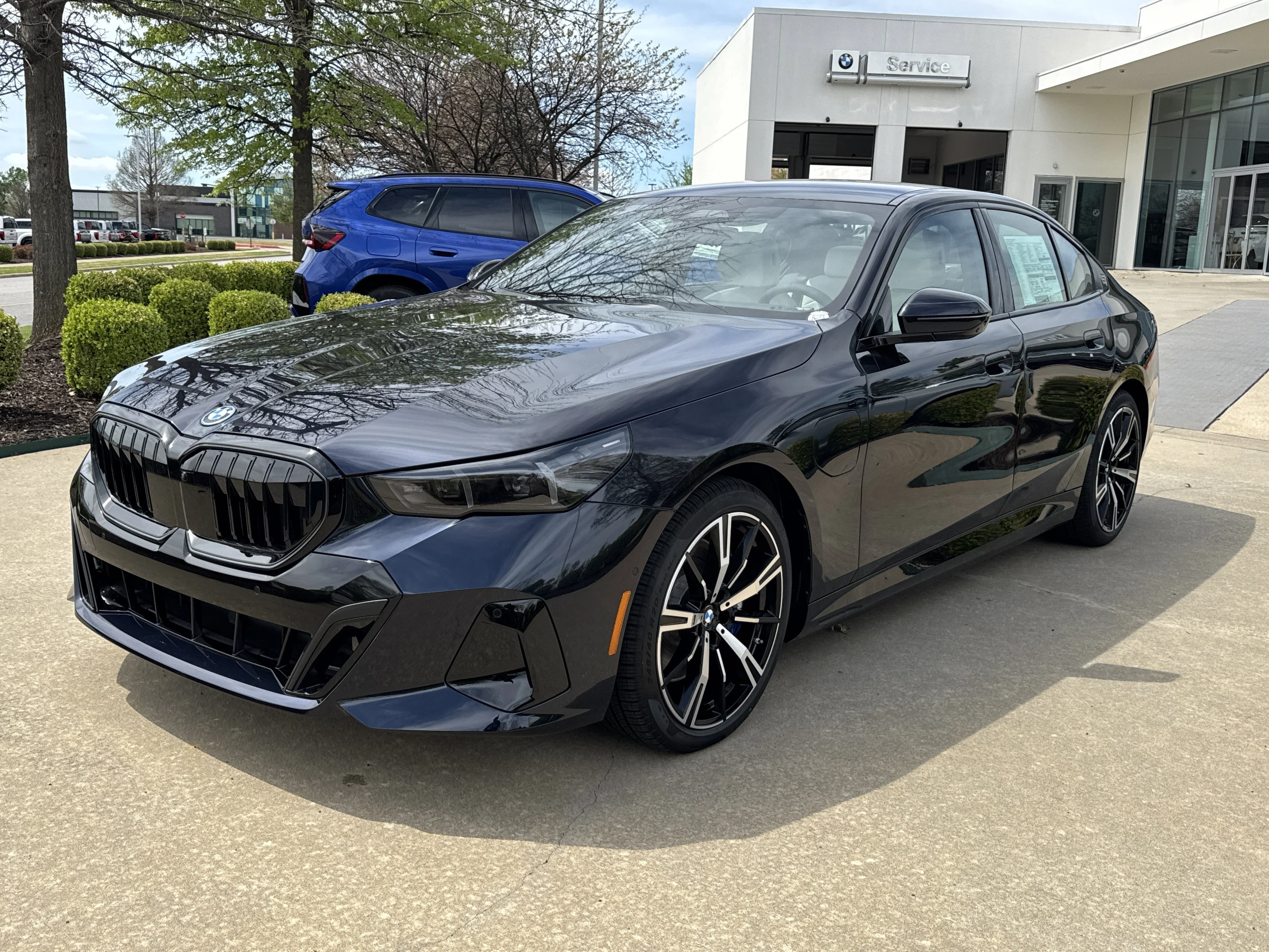 New 2026 CARBON BLACK BMW 550e xDrive image 1