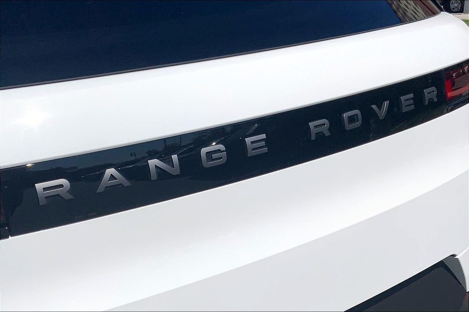 Certified Used 2025 Fuji White Land Rover SE image 31