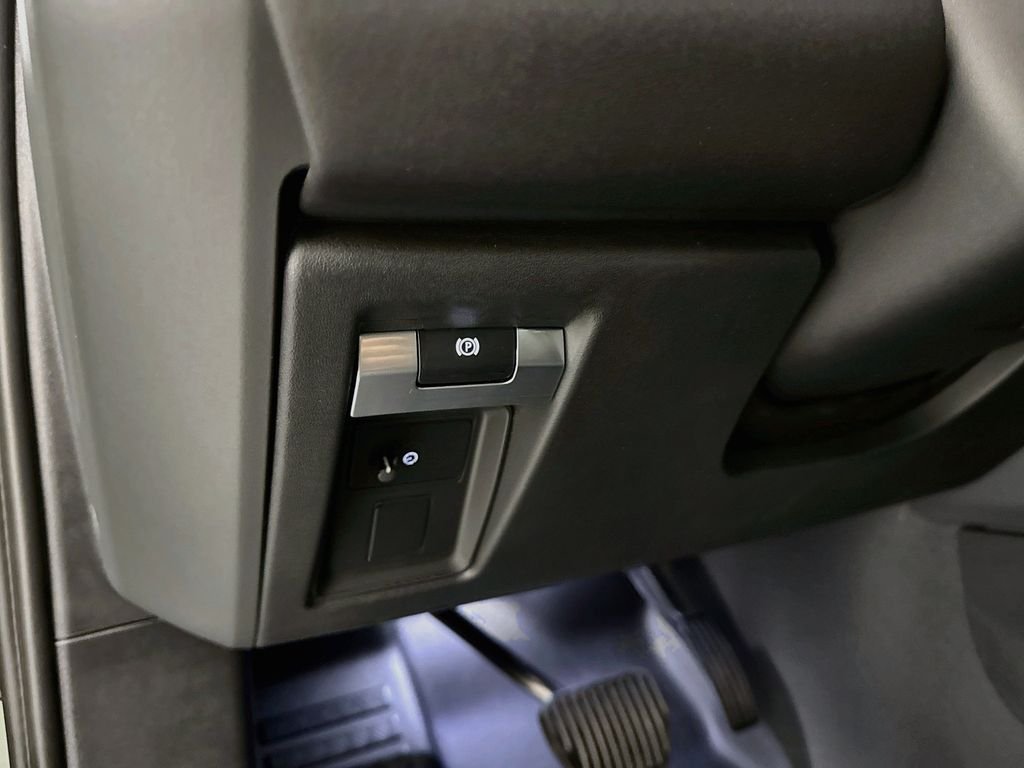 New 2026 Woolstone Green Land Rover X-Dynamic SE image 10