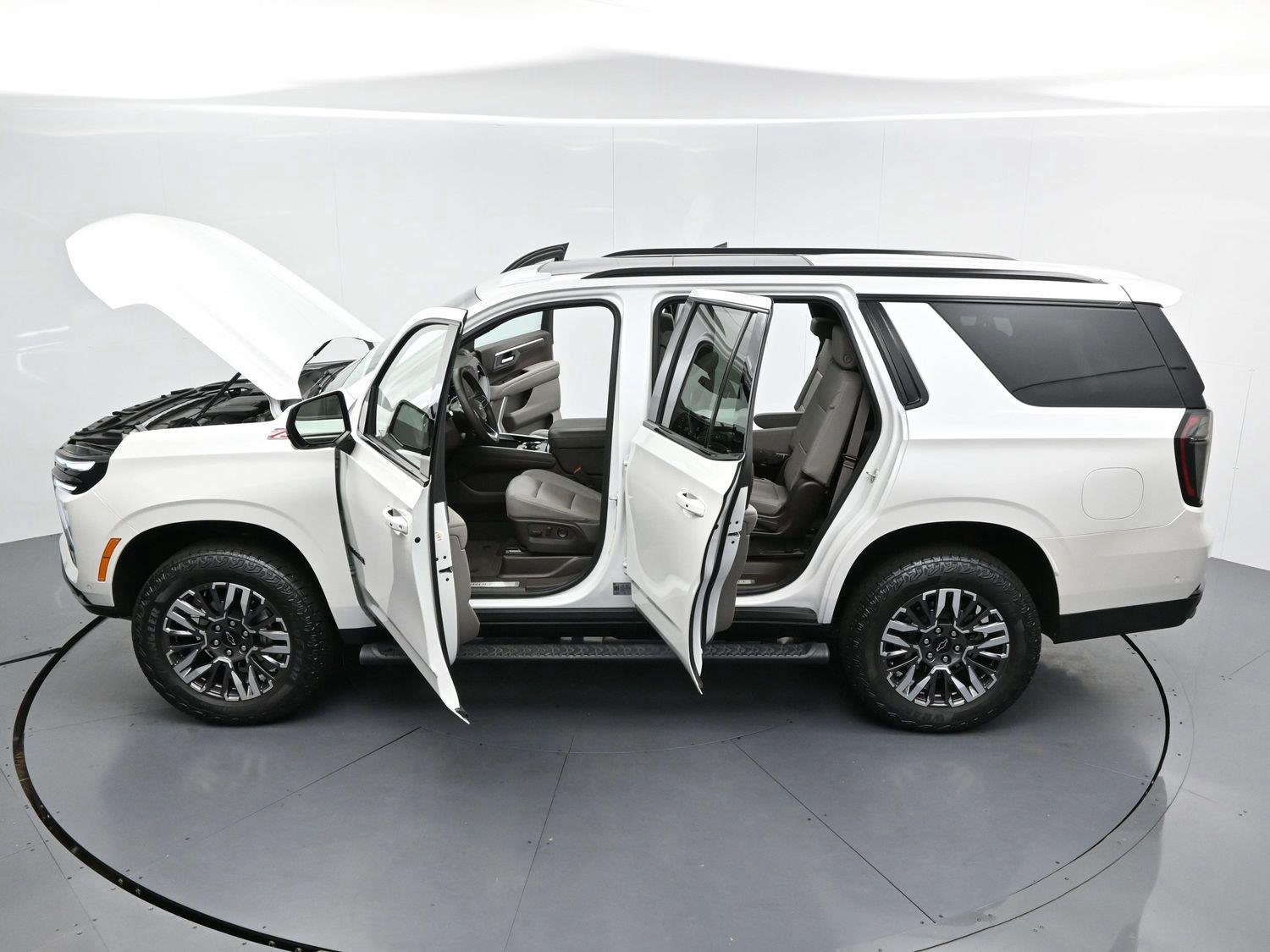 Used 2025 Iridescent Pearl Tricoat Chevrolet Z71 image 39