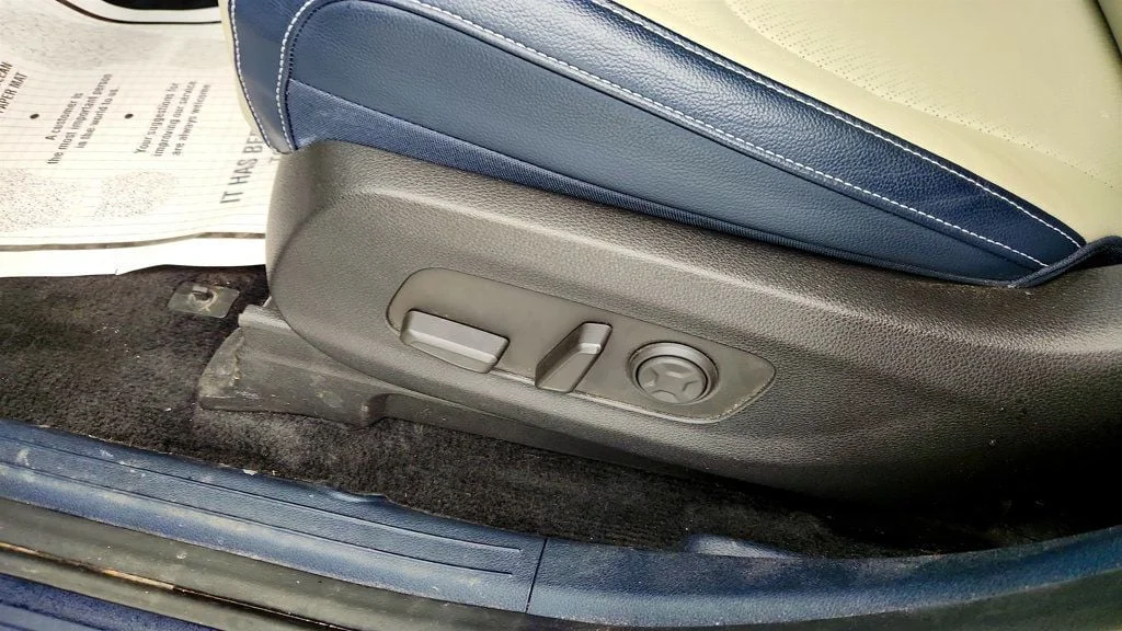 Used 2025 Ivory Silver Kia SX Prestige w/ Dual Rear Entertainment & VIP 2nd Row Seats image 12