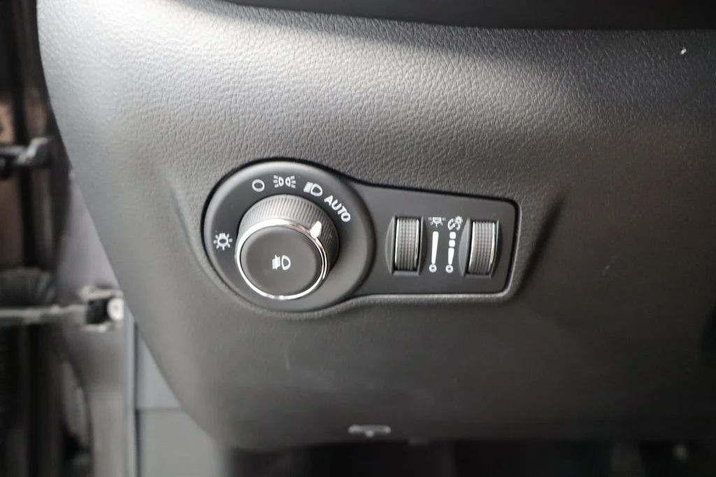 Used 2023 Gray Jeep Limited image 28