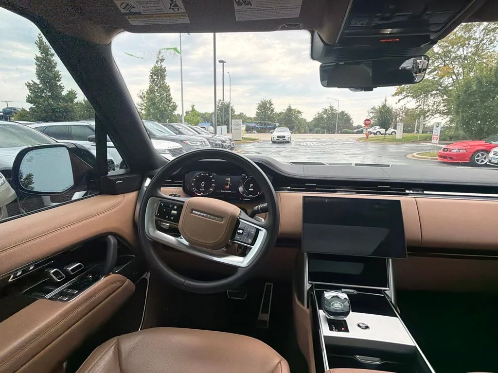 Used 2025  Land Rover SE image 14
