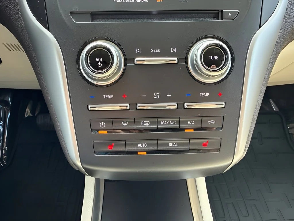 Used 2015 White Lincoln Base image 22