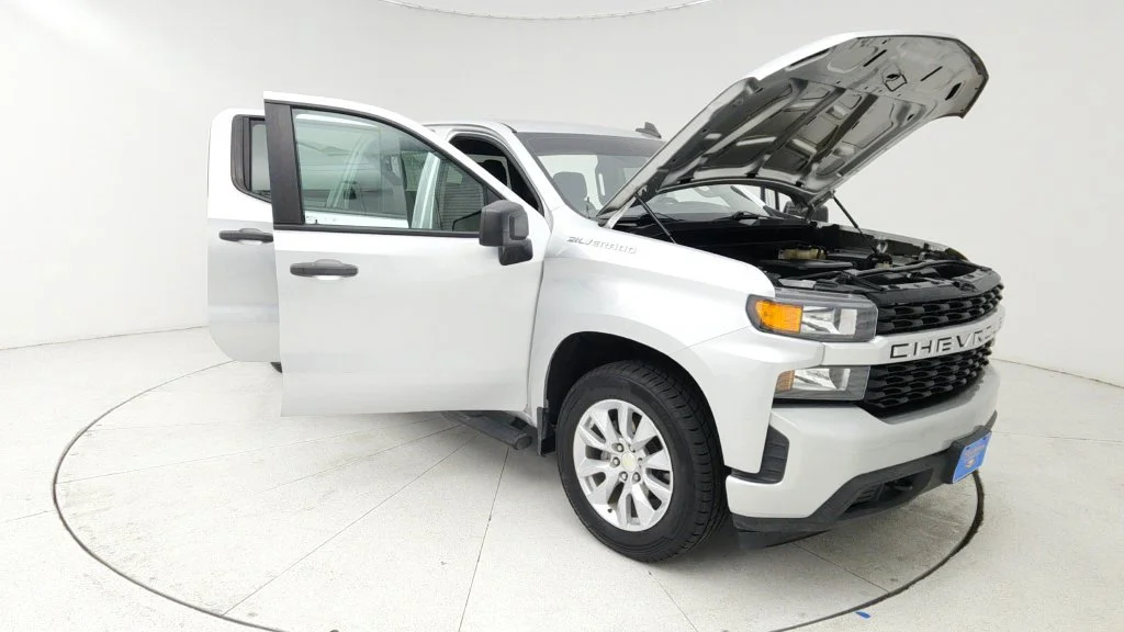 Used 2020 SILVER ICE METALLIC Chevrolet Custom image 9