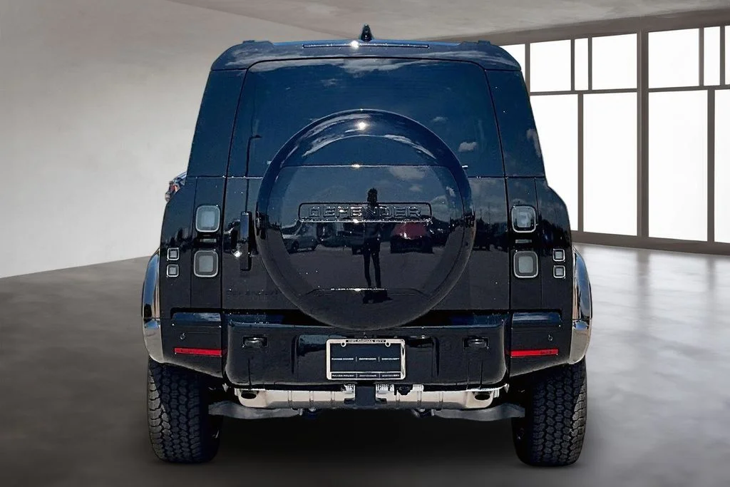 New 2026 Black Land Rover X-Dynamic SE image 4