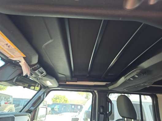 Used 2025 Granite Crystal Metallic Clearcoat Jeep Sahara image 8