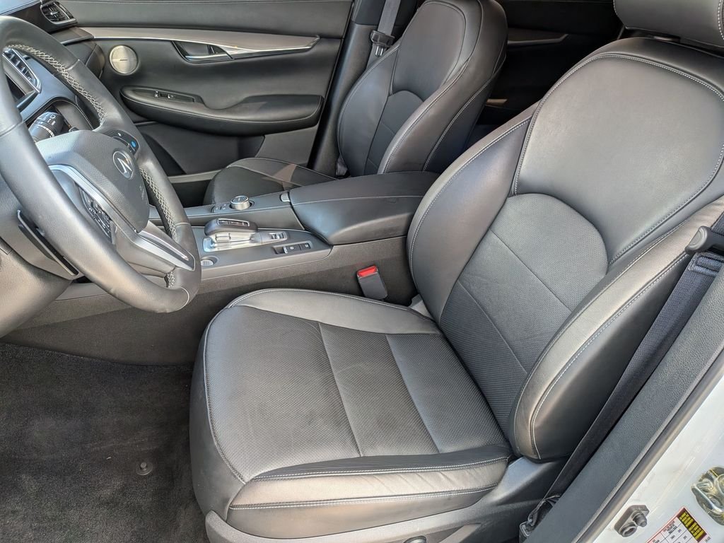 Used 2023 White INFINITI LUXE image 15