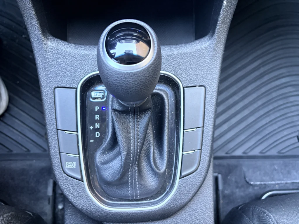Used 2018 Summit Gray Hyundai Base image 17