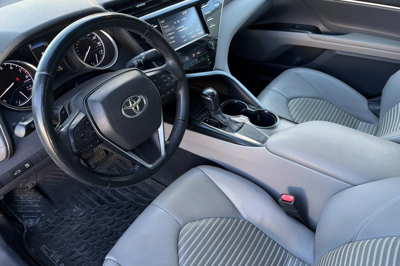 Used 2018 Gray Toyota SE image 12