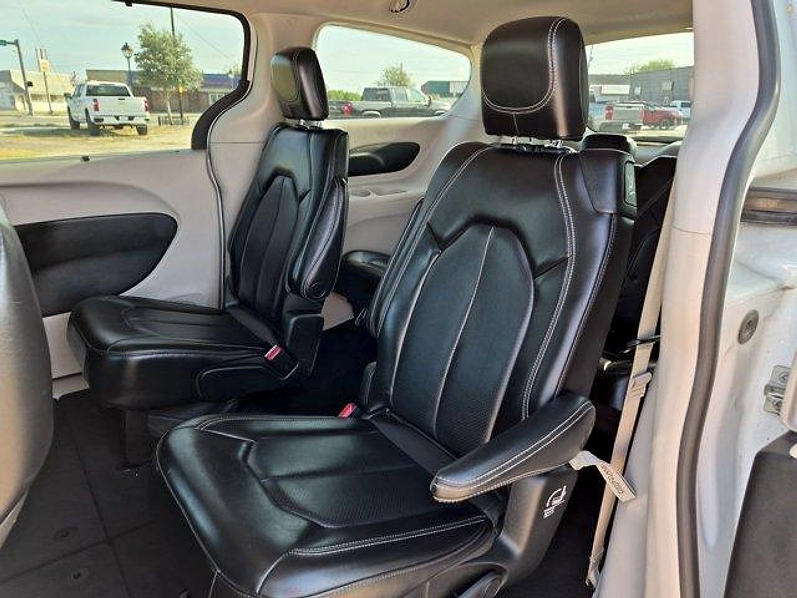 Used 2023 Bright White Clearcoat Chrysler Touring L image 23