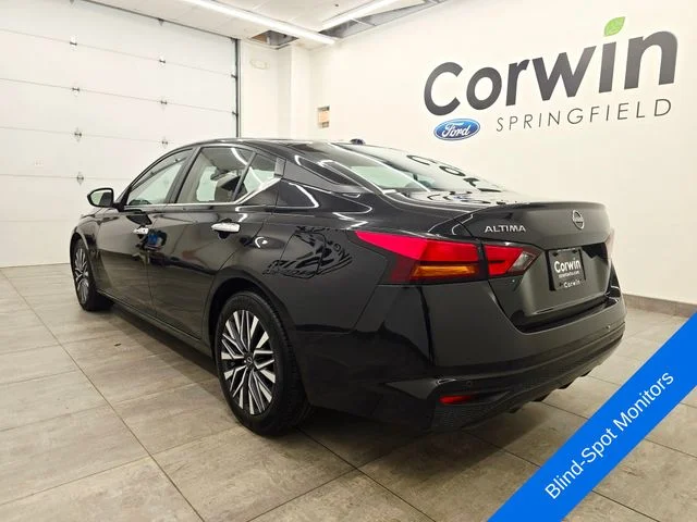 Used 2025 Super Black Clearcoat Nissan 2.5 SV image 3