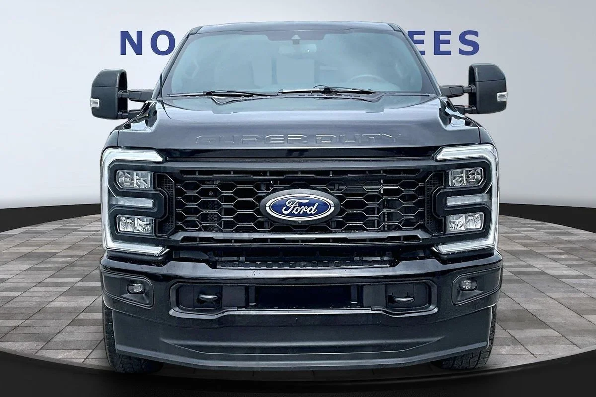 Used 2024  Ford LARIAT image 2