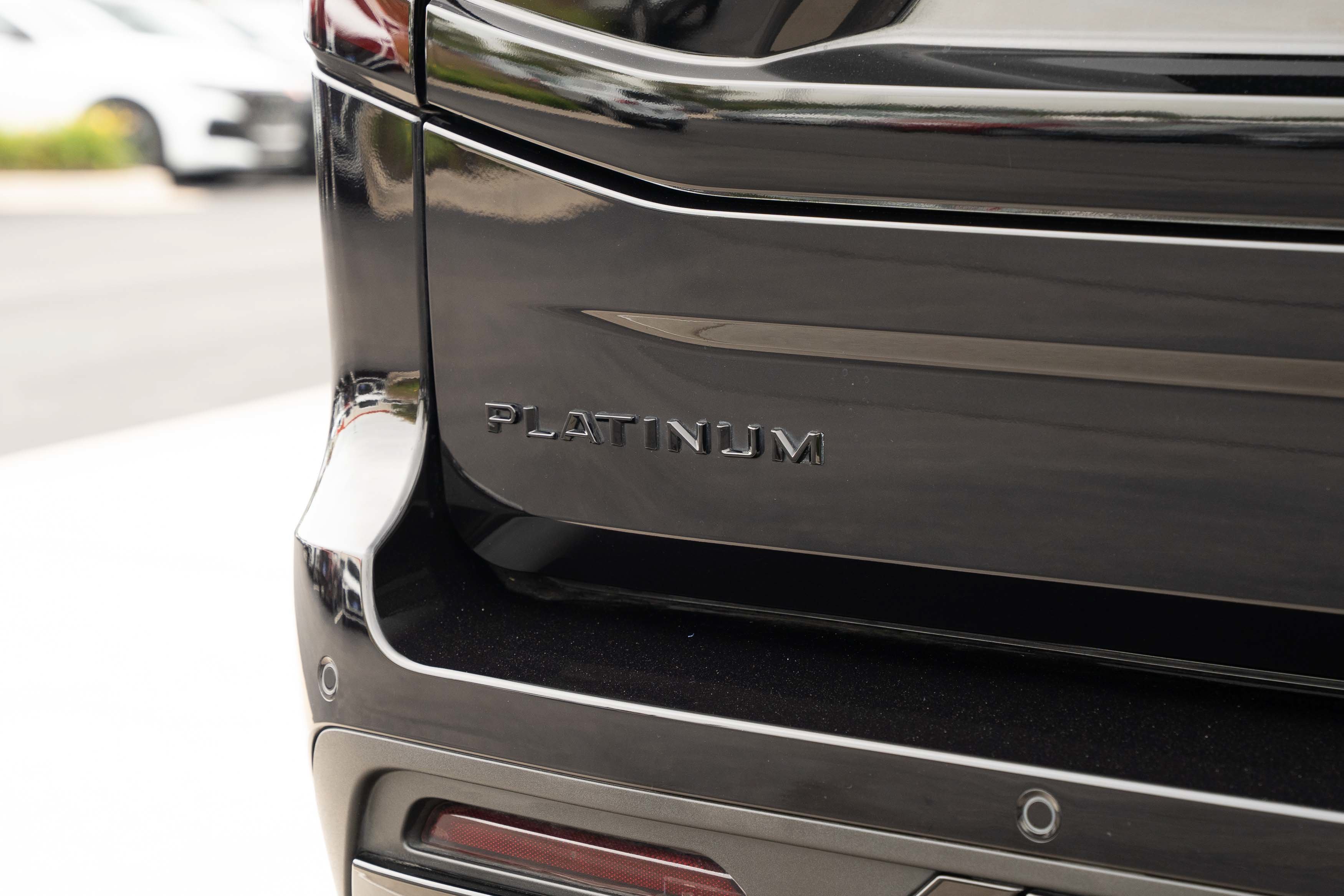 Used 2025 Agate Black Metallic Ford Platinum image 33